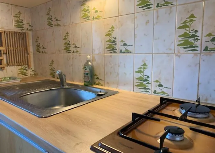 Joli T2 Rez-de-jardin Avec Piscine Et Parking - Fr-1-607-110 *